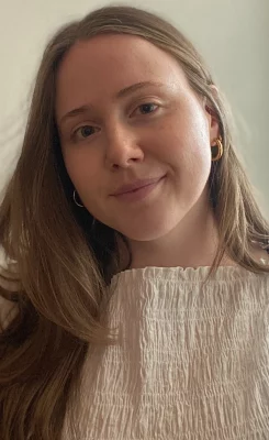 Headshot of Grace Burchell - certified Art Psychotherapist based in Edinburgh