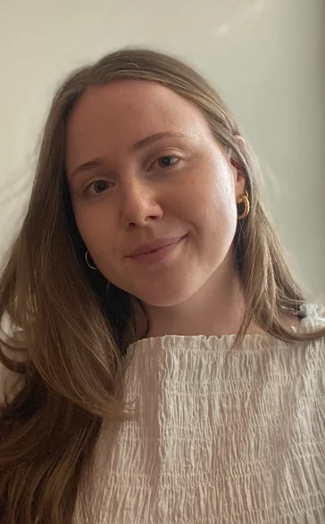 Headshot of Grace Burchell - certified Art Psychotherapist based in Edinburgh